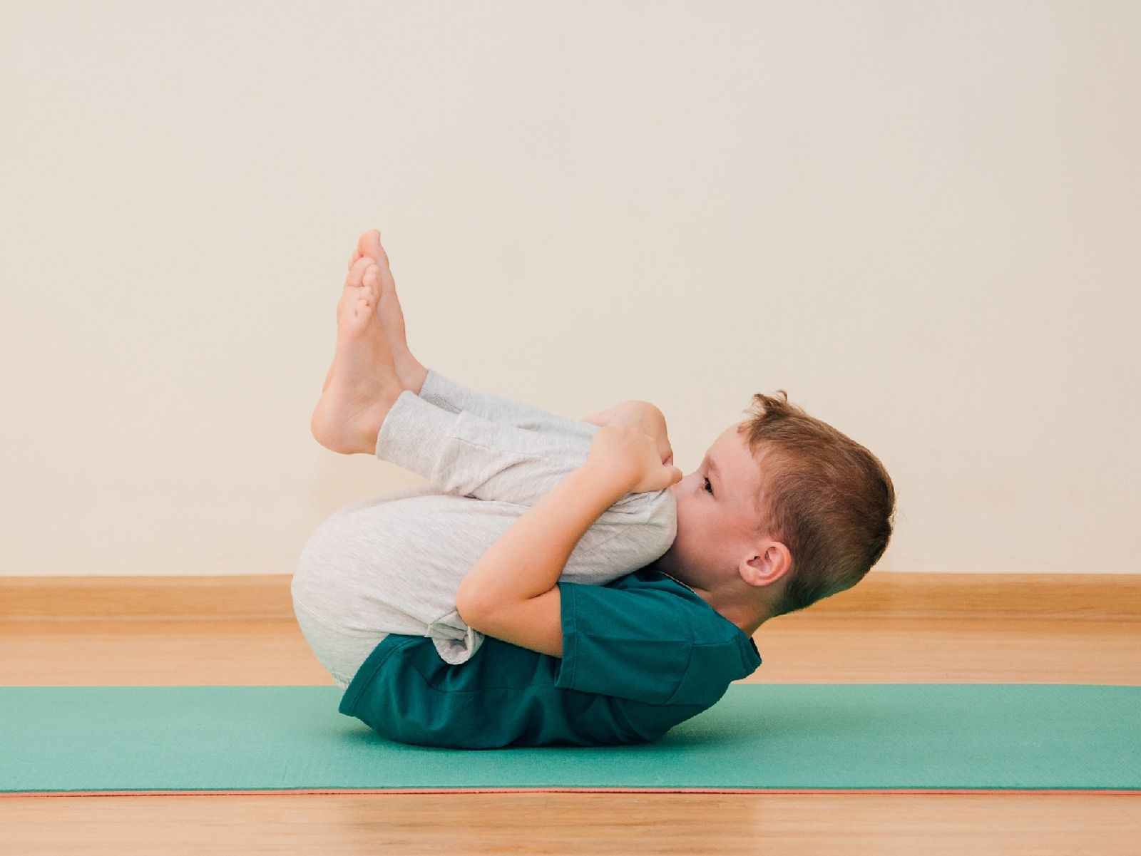 Postura de yoga del bebé feliz Postura de yoga del bebé feliz