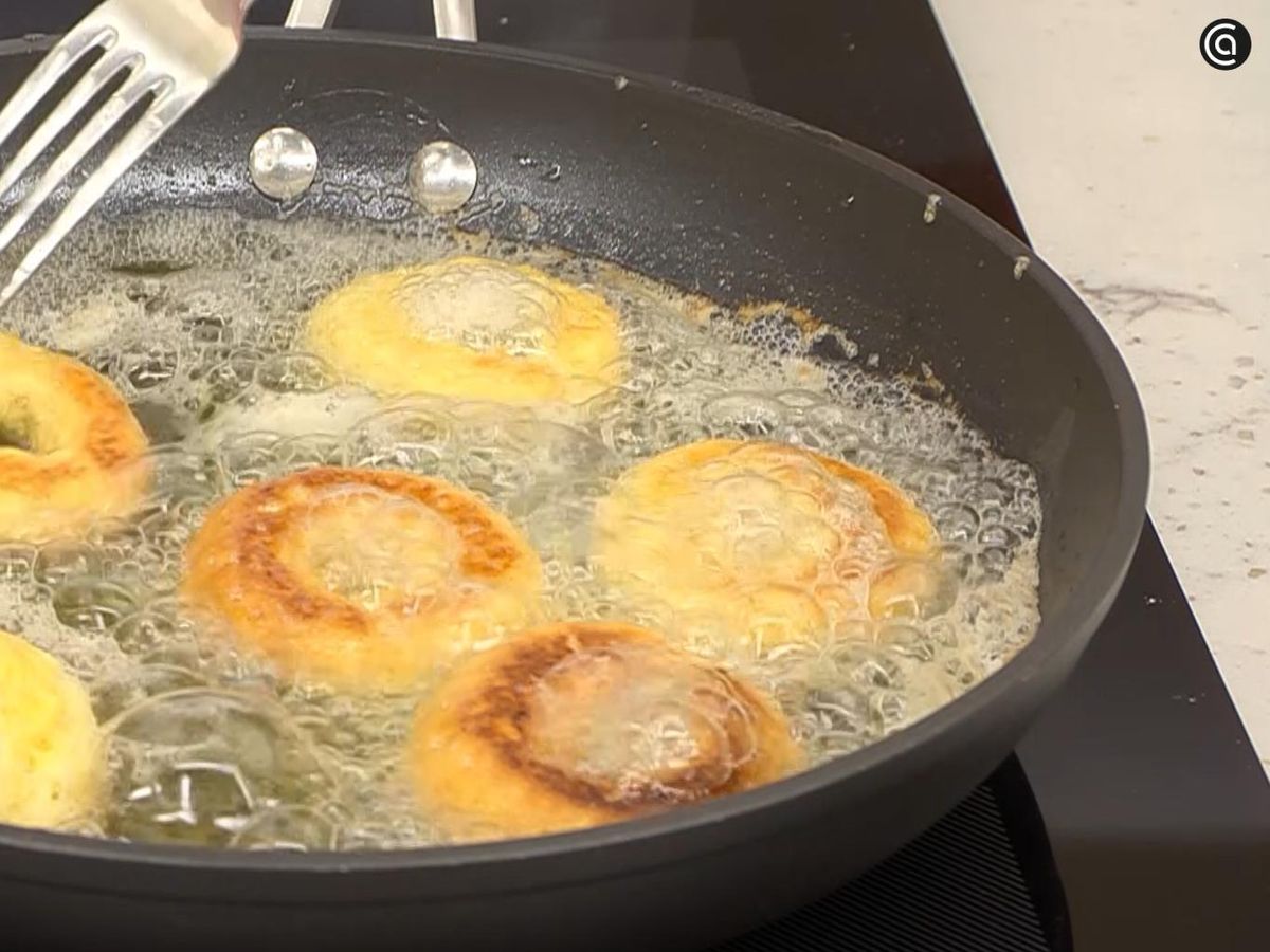 Fríe las rosquillas caseras esponjosas