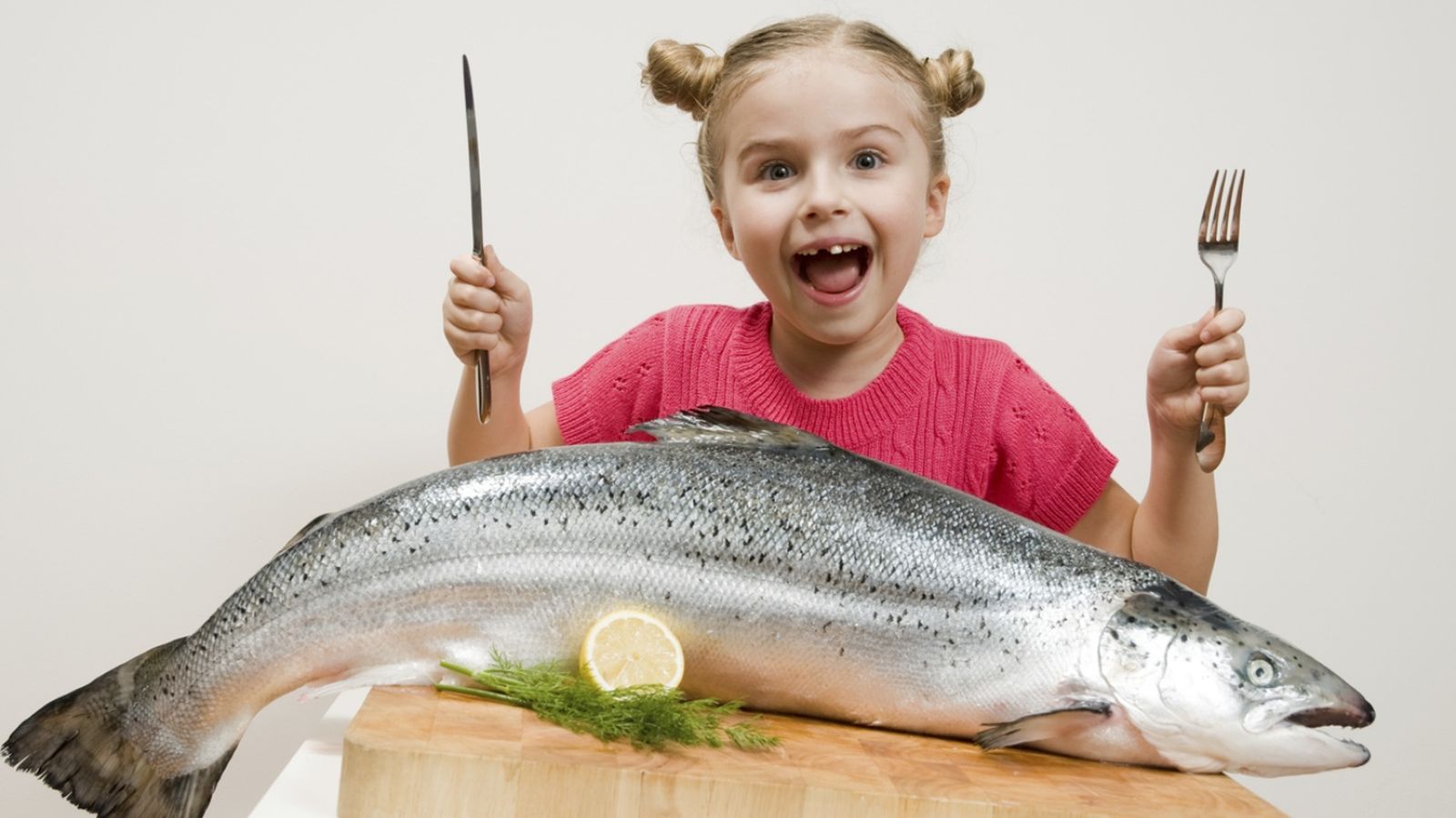 Los 4 pescados que la AESAN recomienda limitar en el embarazo y en la infancia