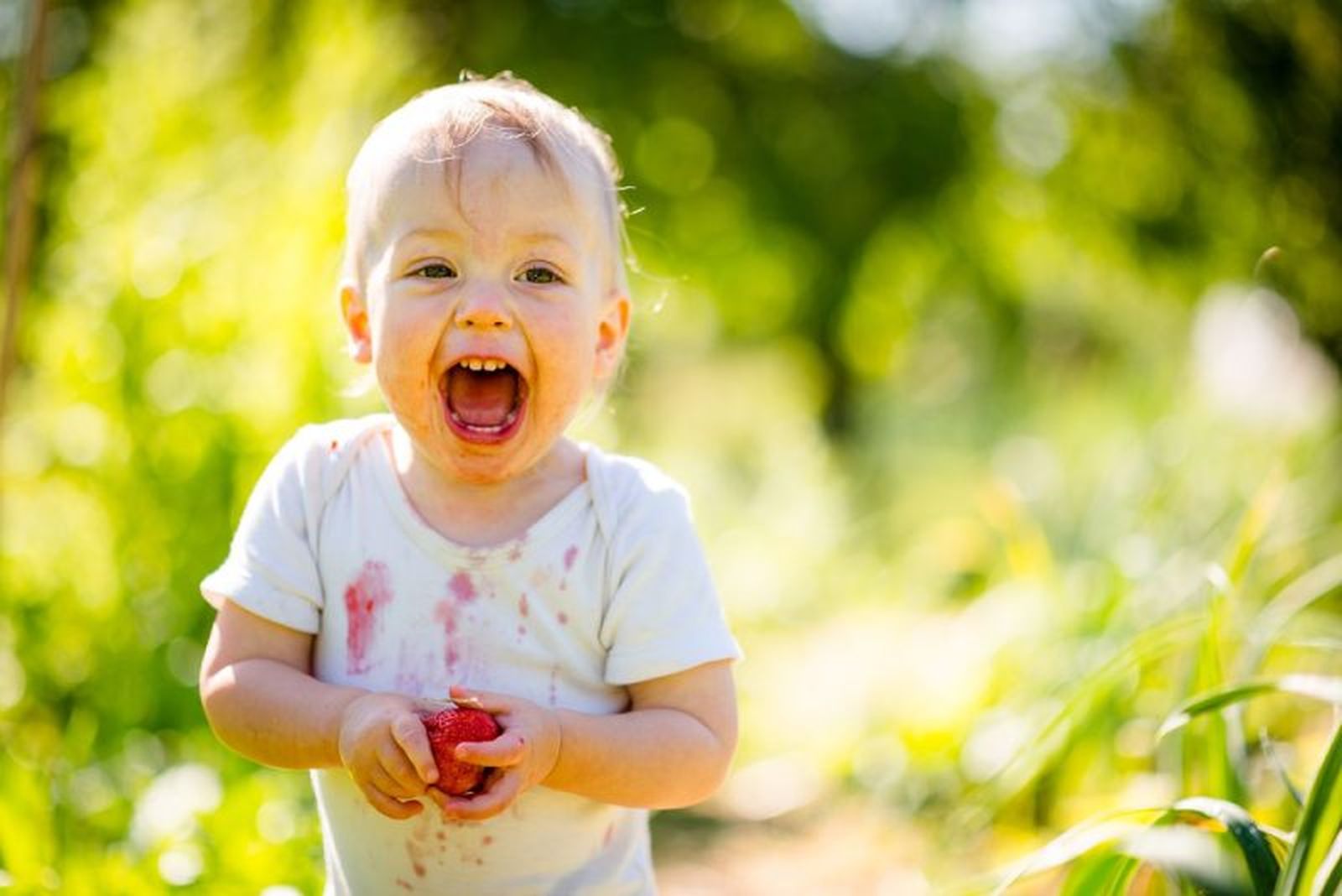 El alcohol puede quitar las manchas de frutas de la ropa