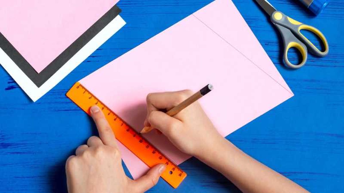 Marca los extremos sobrantes de la cartulina.