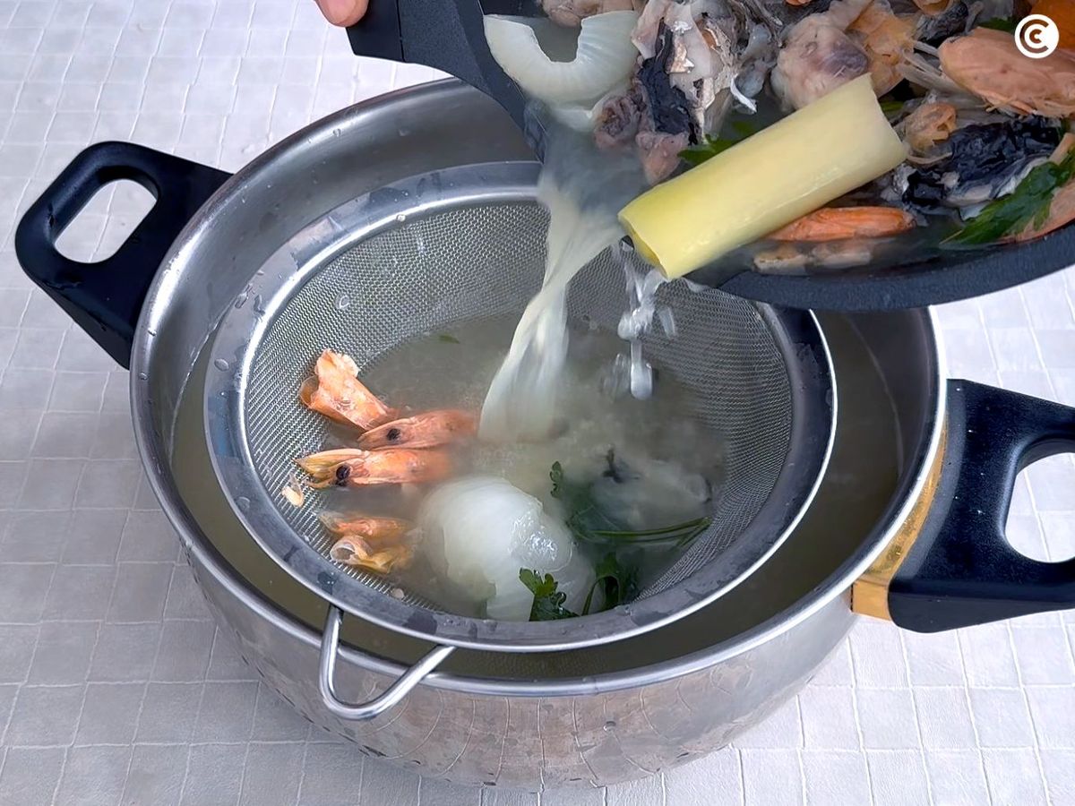 Colar el caldo casero para el arroz caldoso de marisco