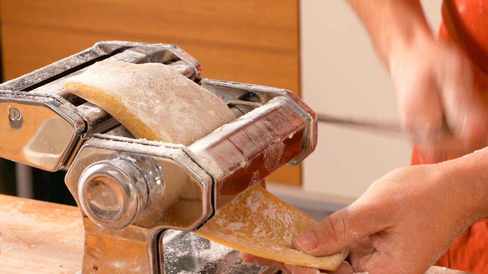 Pasa la masa por la zona plana de la máquina Cómo hacer pasta fresca Paso 3