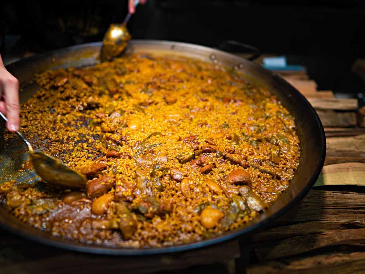 El socarrat, ese fondo tostado y crujiente, es el gran secreto de una paella perfecta.