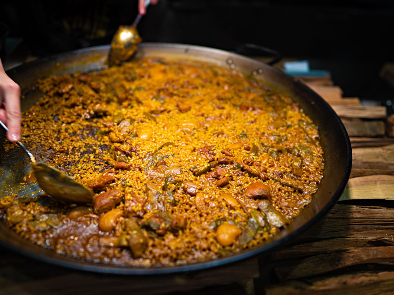 El socarrat, ese fondo tostado y crujiente, es el gran secreto de una paella perfecta. El socarrat, ese fondo tostado y crujiente, es el gran secreto de una paella perfecta.