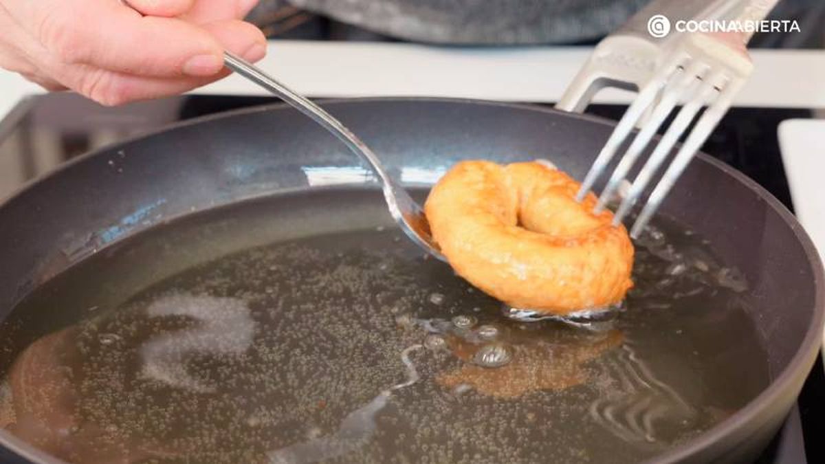 Fríe las rosquillas por ambos lados hasta que estén doradas
