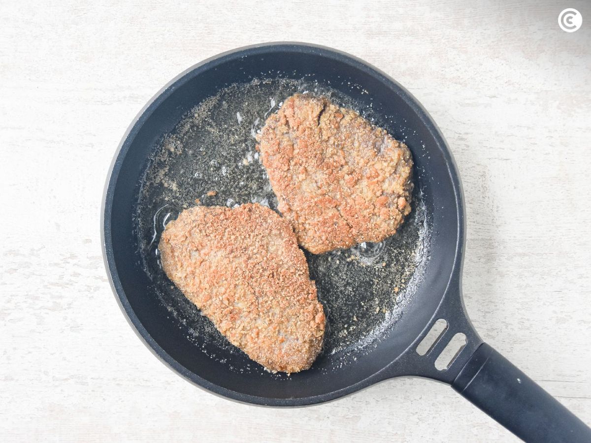 Freír los filetes de ternera empanados