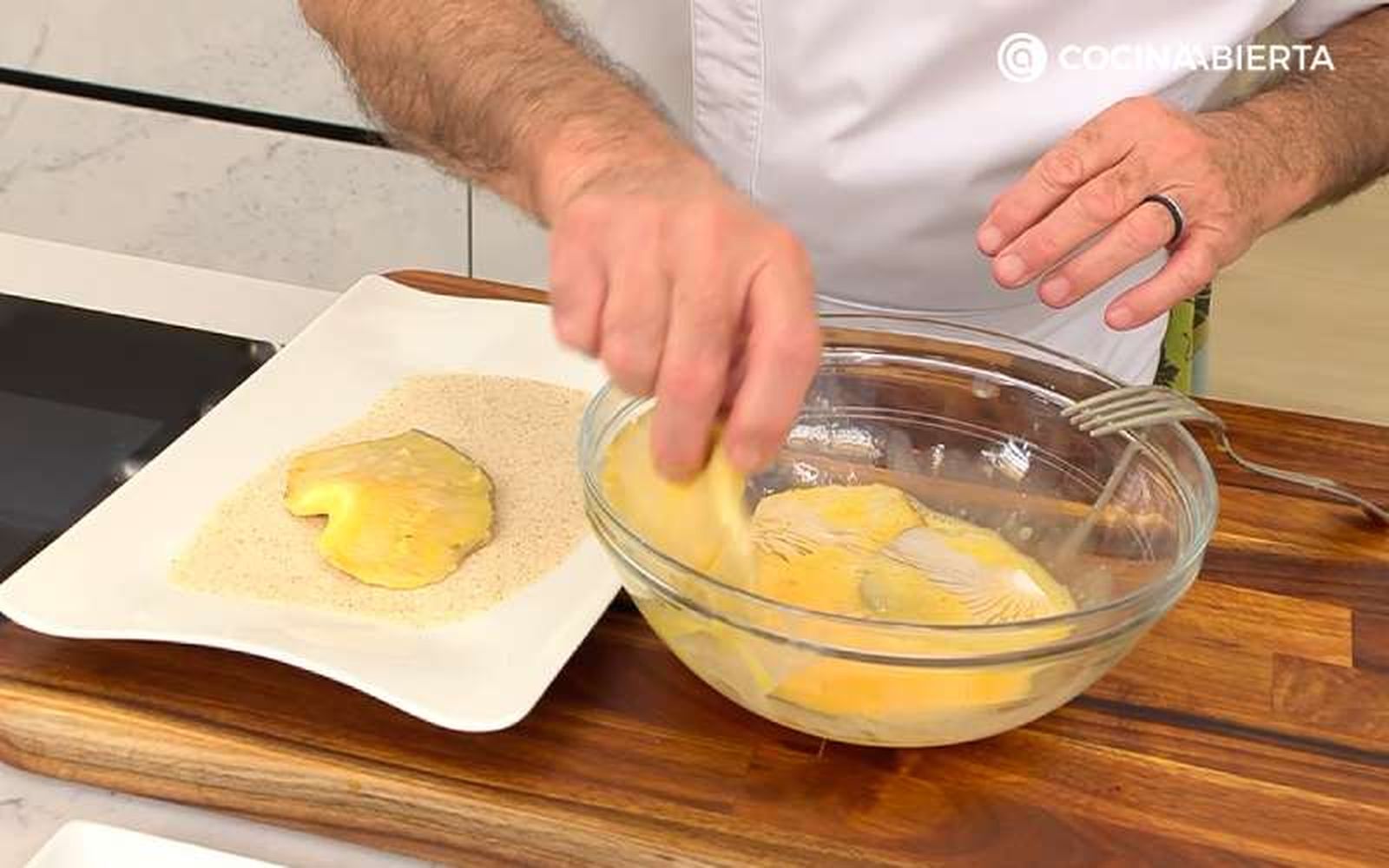 Pasa las setas con huevo batido y pan rallado Pasa las setas con huevo batido y pan rallado