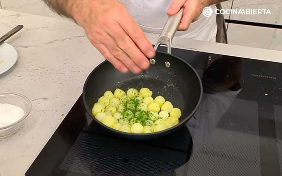 Añade perejil picado