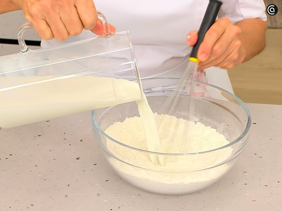 Integra las harinas y el azúcar con la leche fría hasta obtener una mezcla homogénea