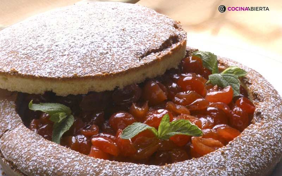 Bizcocho de nata relleno de cerezas, un postre muy vistoso