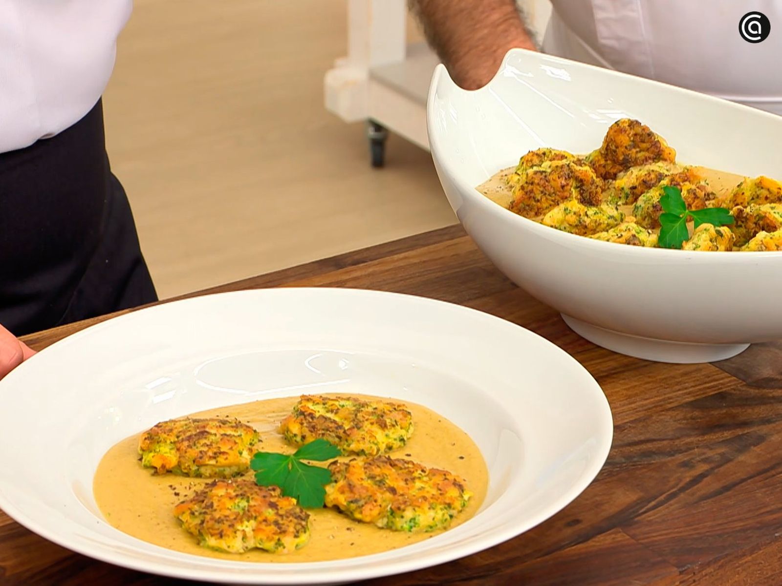 Sirve la crema de setas acompañada de tortitas de pollo y brócoli