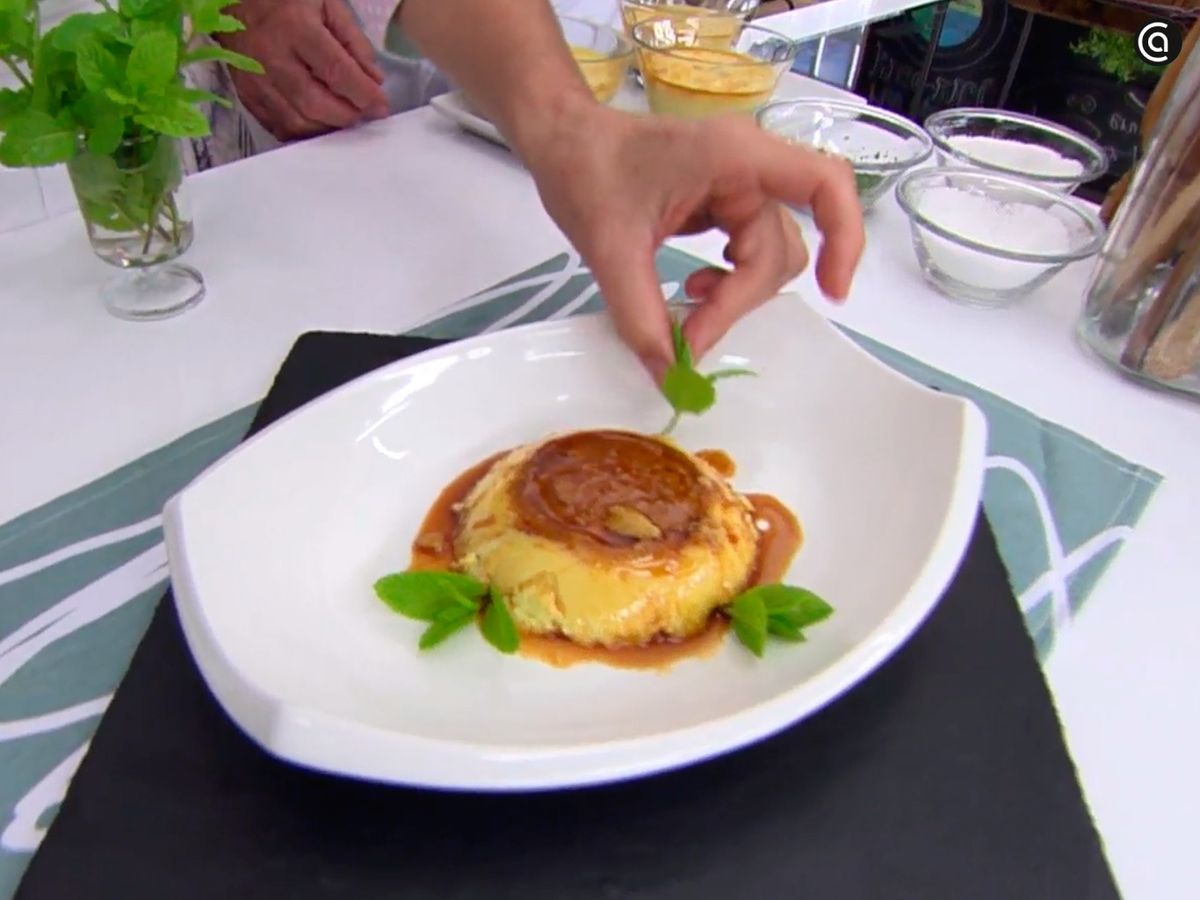 Deja enfriar el flan de melocotón y decóralo con hojas de menta