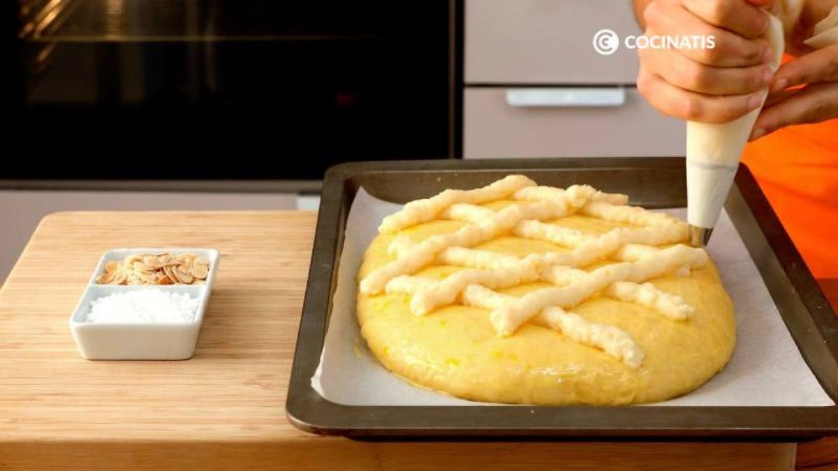 Pinta la masa con el huevo