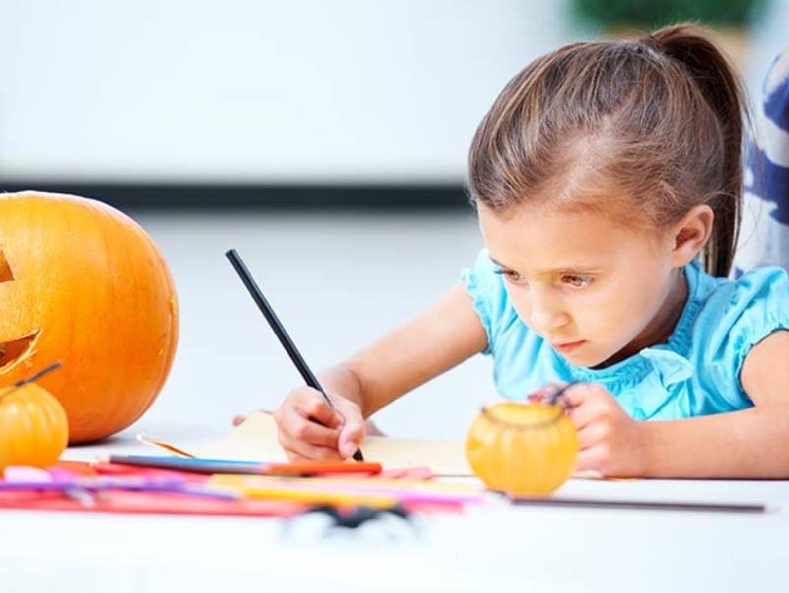 Niña coloreando dibujos otoñales. Niña coloreando dibujos otoñales.