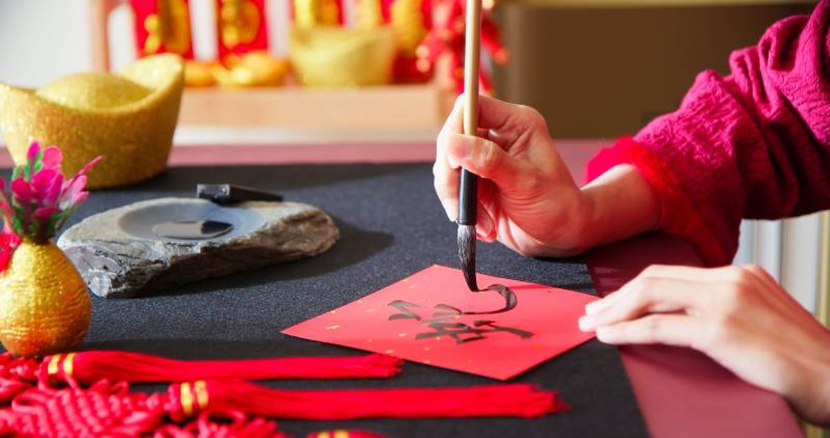 En las decoraciones va a predominar el rojo y el dorado, colores que representan la buena suerte y riqueza.