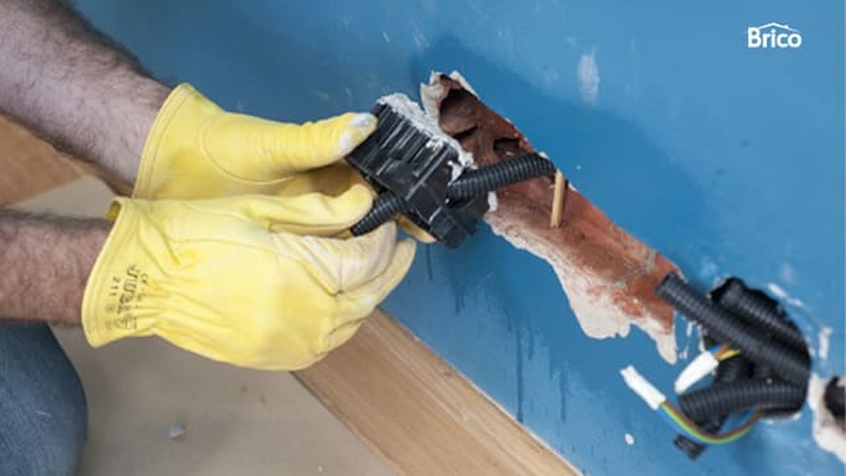 Bricomania 680 como instalar un enchufe y un aplique de pared paso6