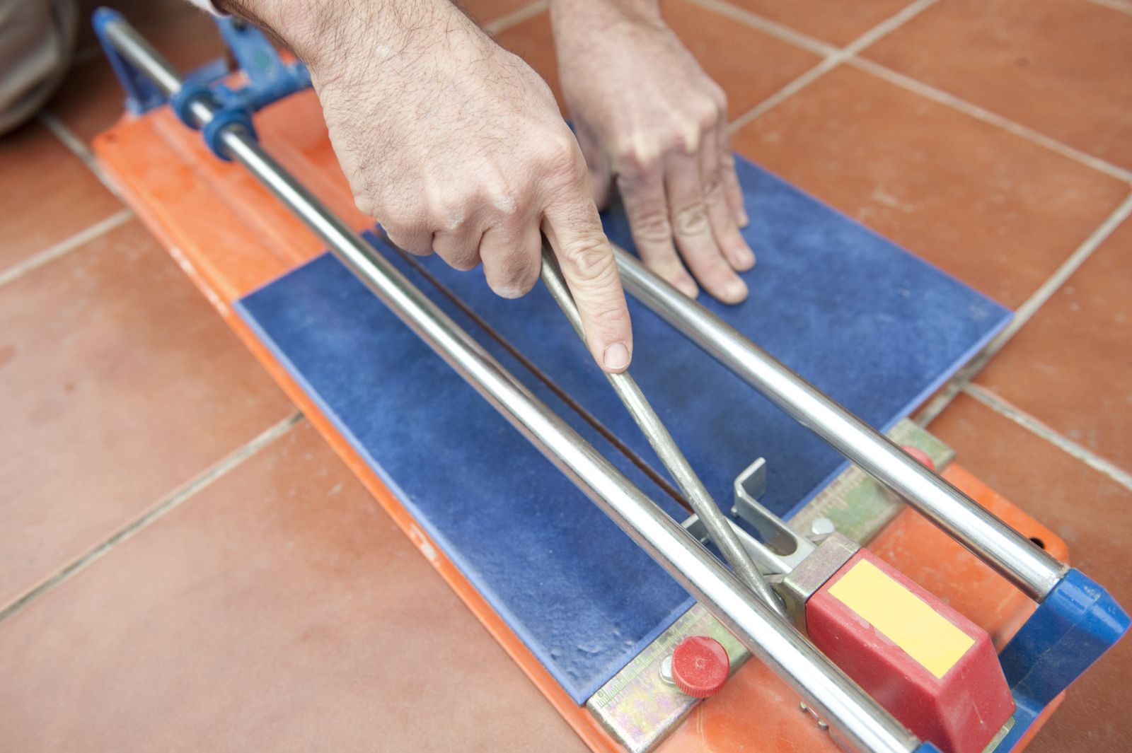 Cómo cortar baldosas y azulejos paso 2 Cómo cortar baldosas y azulejos paso 2