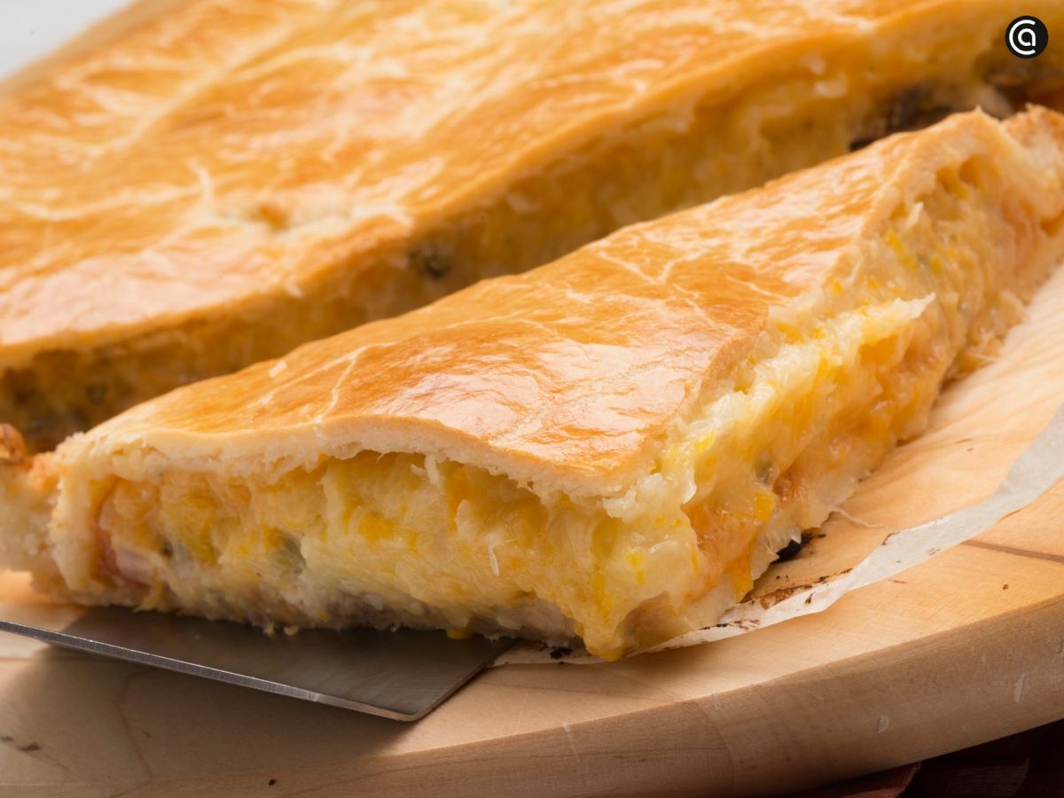 Decora la empanada de anchoas en escabeche con una hoja de perejil