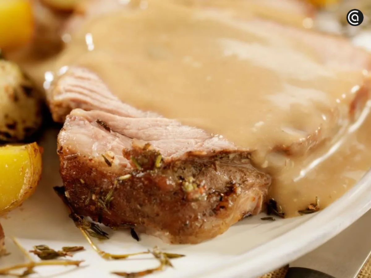 Solomillo de cerdo a la cerveza con cebolla pochada y jugo reducido.