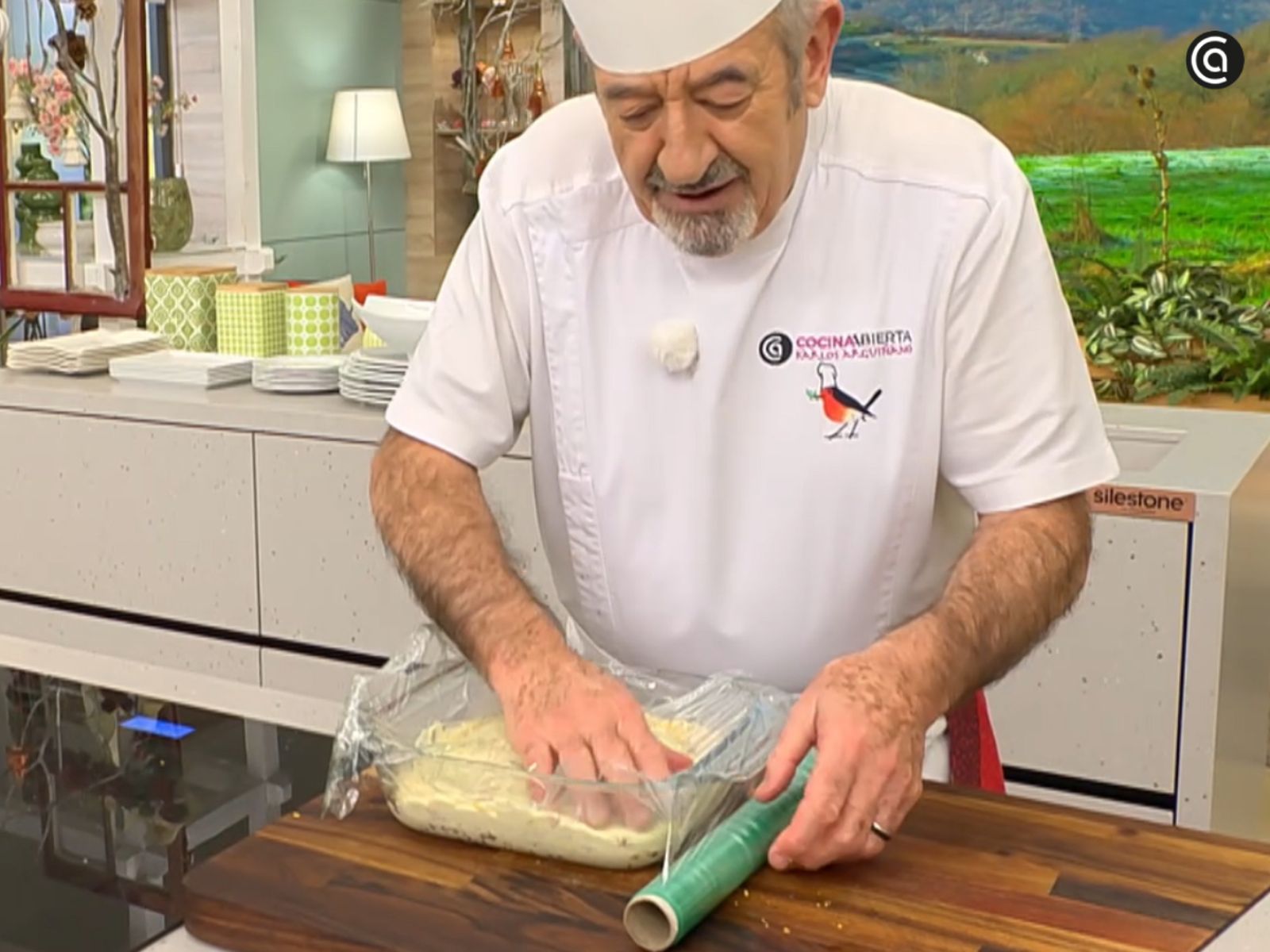 La masa reposa en frío para poder formar las croquetas sin dificultad.