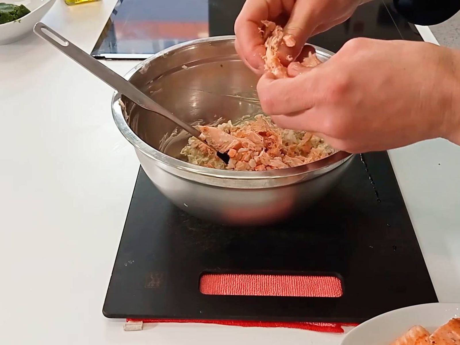 Elaboración de la receta de aros de salmón y gambas - paso 3 Elaboración de la receta de aros de salmón y gambas - paso 3