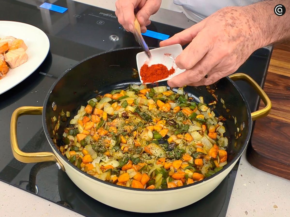 Agrega especias al sofrito del guiso para potenciar su sabor