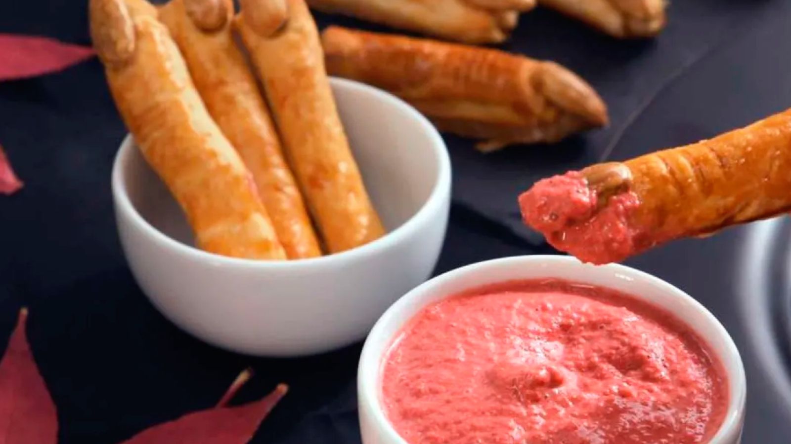 Dedos de bruja, unos palitos de hojaldre decorados con almendras