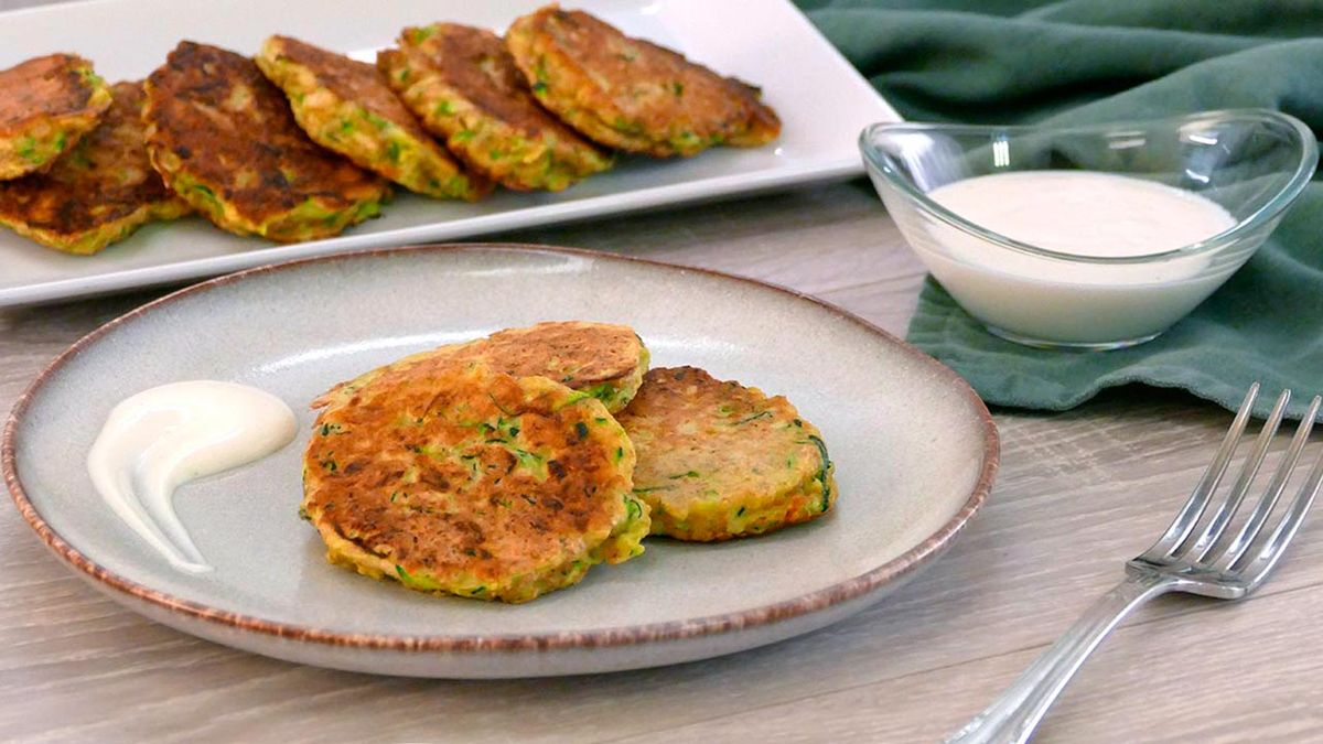 Receta de tortitas de calabacín con salsa de yogur