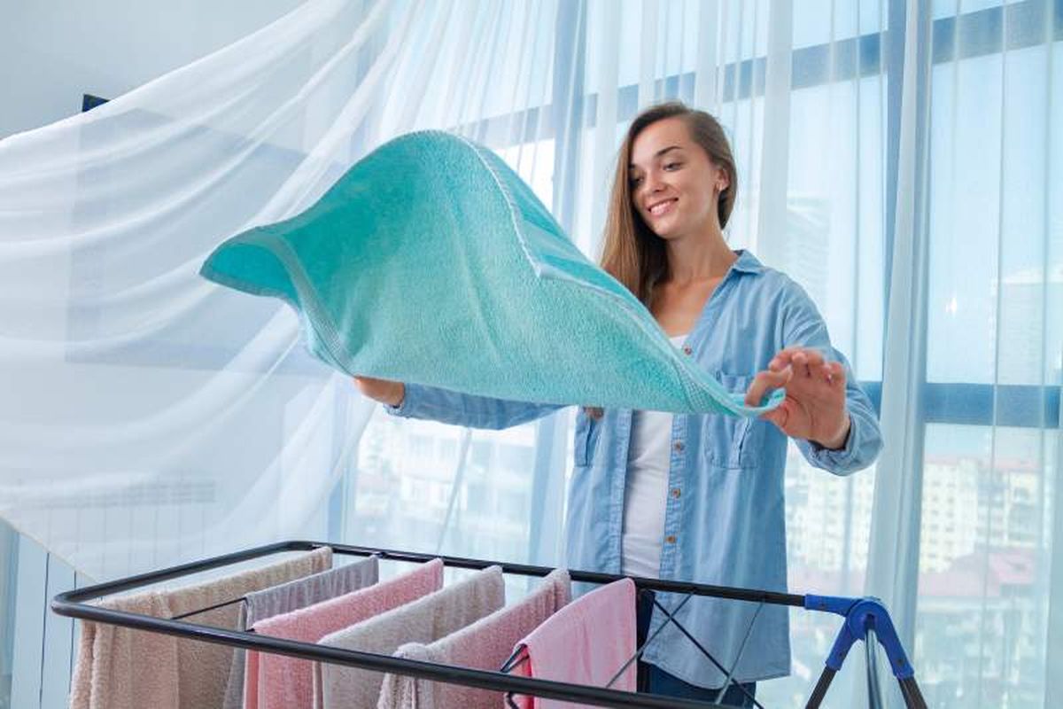 Sacude bien cada prenda para aligerar el secado de la ropa