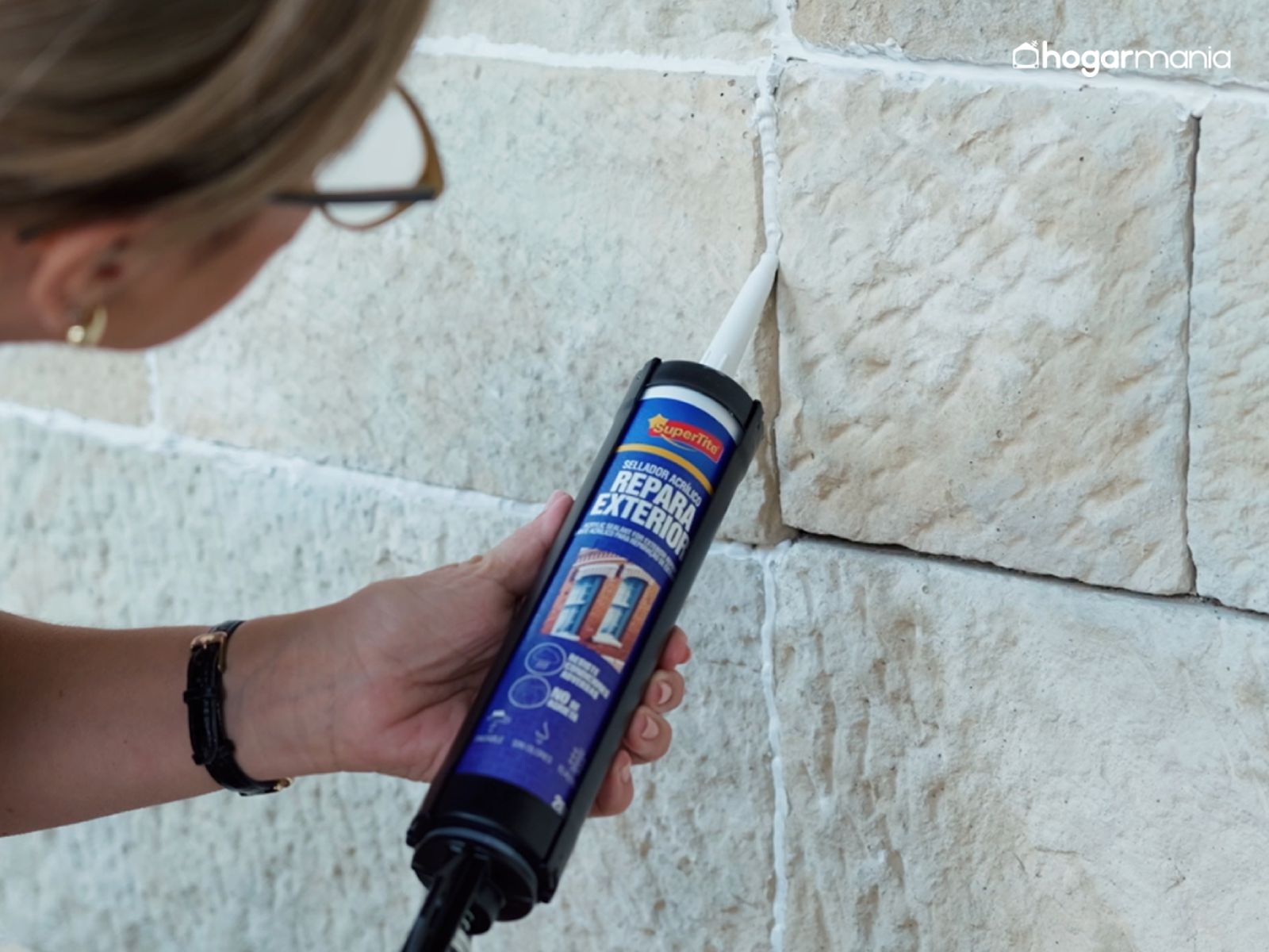 Aplica el sellador siguiendo la línea de la junta con un trazo continuo y uniforme.