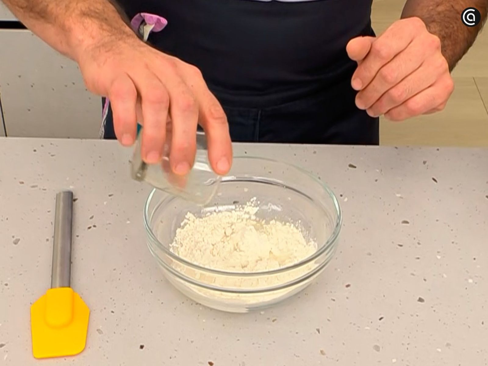 Mezcla los ingredientes del prefermento hasta integrar Mezcla los ingredientes del prefermento hasta integrar
