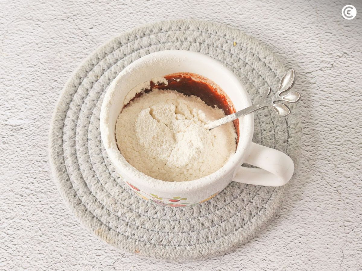 Agregar harina al brownie a la taza