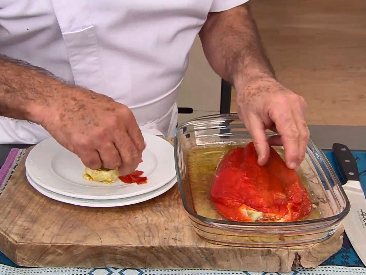 Asa los pimientos y retírales la piel y las pepitas