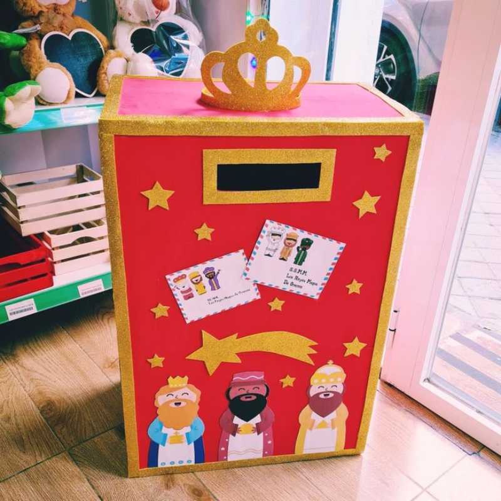 Buzón navideño de cartón de los Reyes Magos. Buzón navideño de cartón de los Reyes Magos.