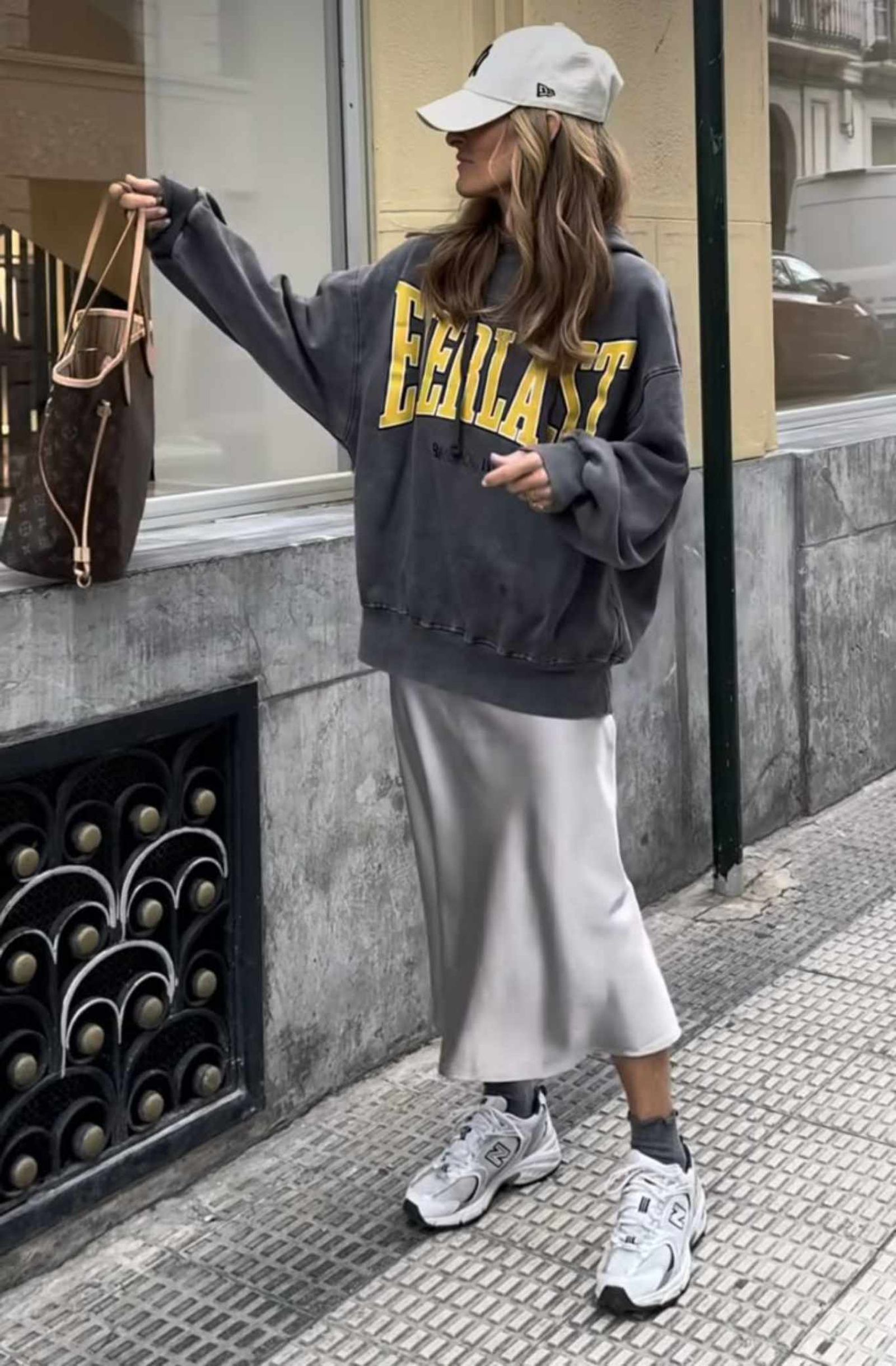 Falda satinada con sudadera y gorra. Falda satinada con sudadera y gorra.