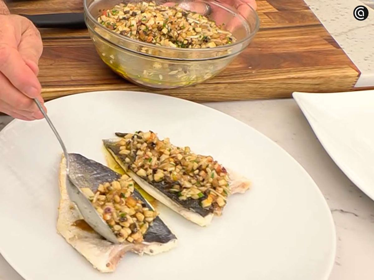 Sirve la dorada al horno con la vinagreta de calamar