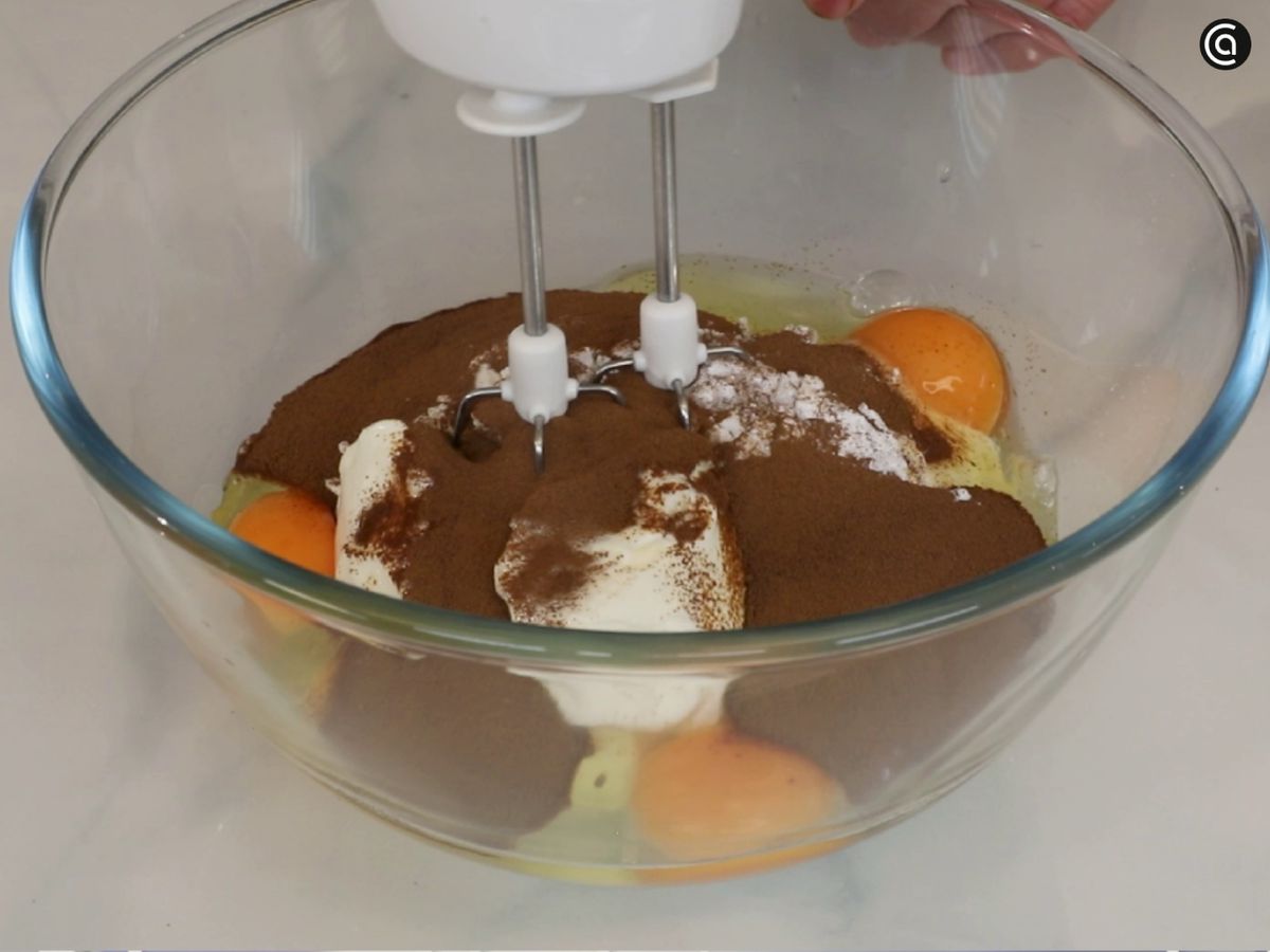 Receta cheesecake de chocolate y café: mezcla los ingredientes