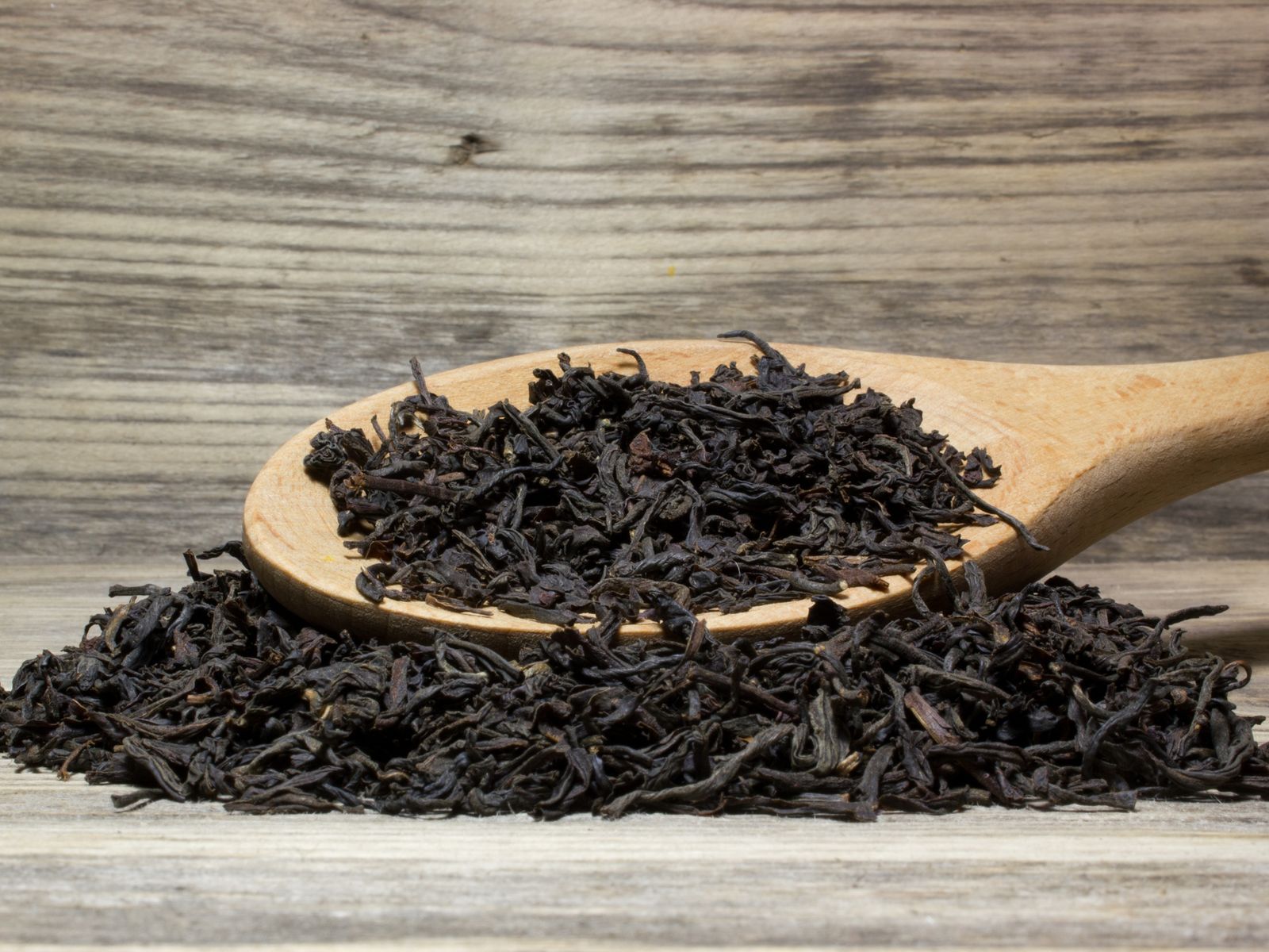 El té negro, una de las bases más utilizadas para elaborar kombucha, aporta color, cuerpo y un toque de cafeína natural.