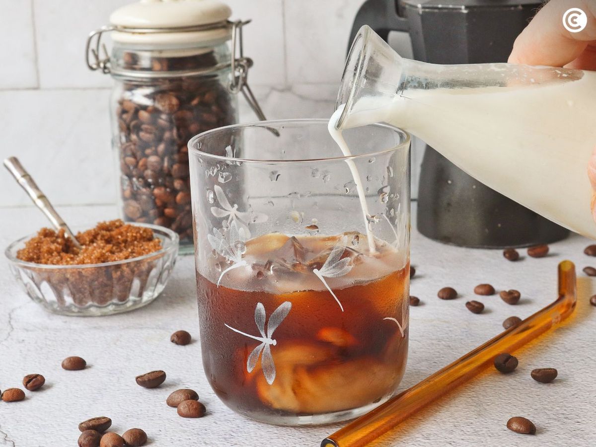 Agrega leche al café helado al gusto