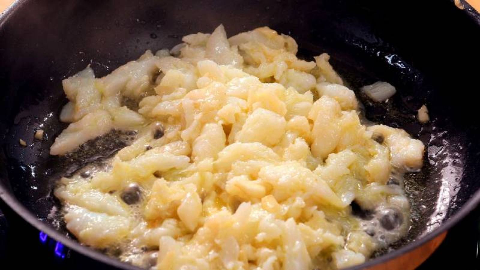 Rehoga un ajo y añade el bacalao Croquetas de patata y bacalao Paso 2