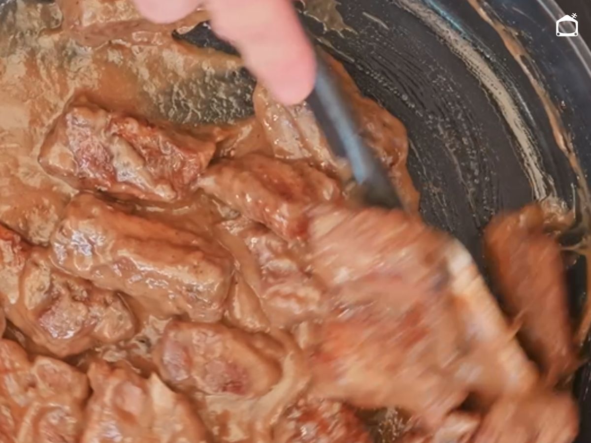 Una salsa fina y ligada que vuelve a la cazuela para envolver bien las costillas.