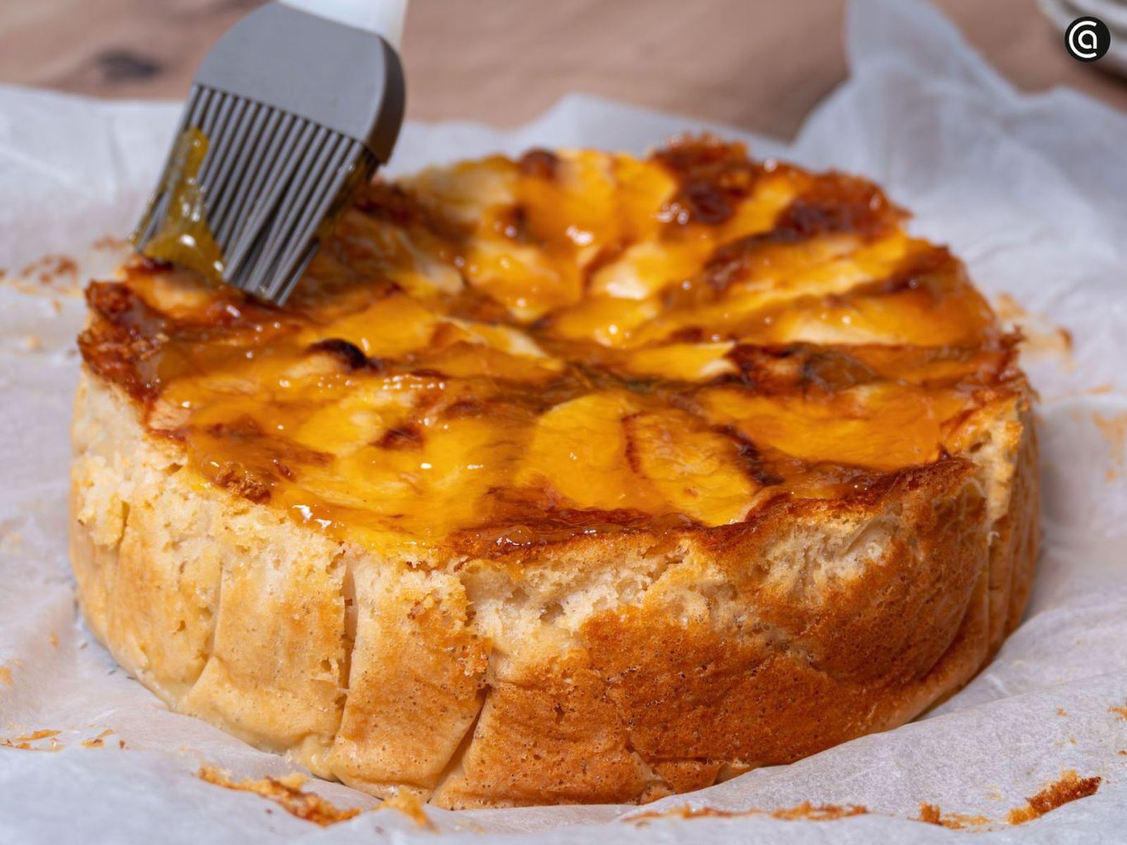 Pasa un pincel con mermelada de albaricoque por encima de la tarta de manzana
