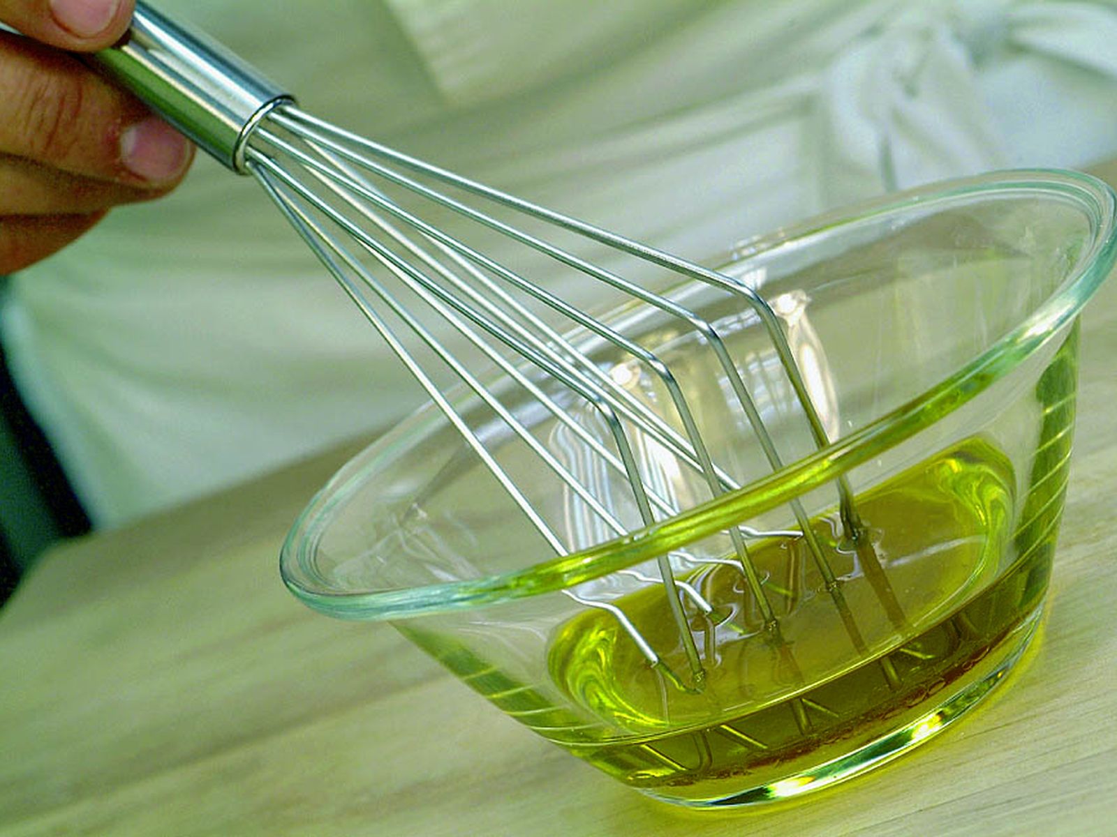 Bate los ingredientes hasta obtener una salsa homogénea en la que los ingredientes no se separen Bate los ingredientes hasta obtener una salsa homogénea en la que los ingredientes no se separen
