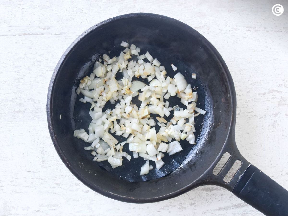 Dorar la cebolla picada