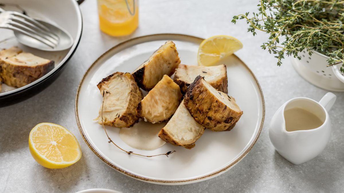 Raíz de apionabo asada al horno, lista para acompañar carnes, pescados o servir como plato principal.