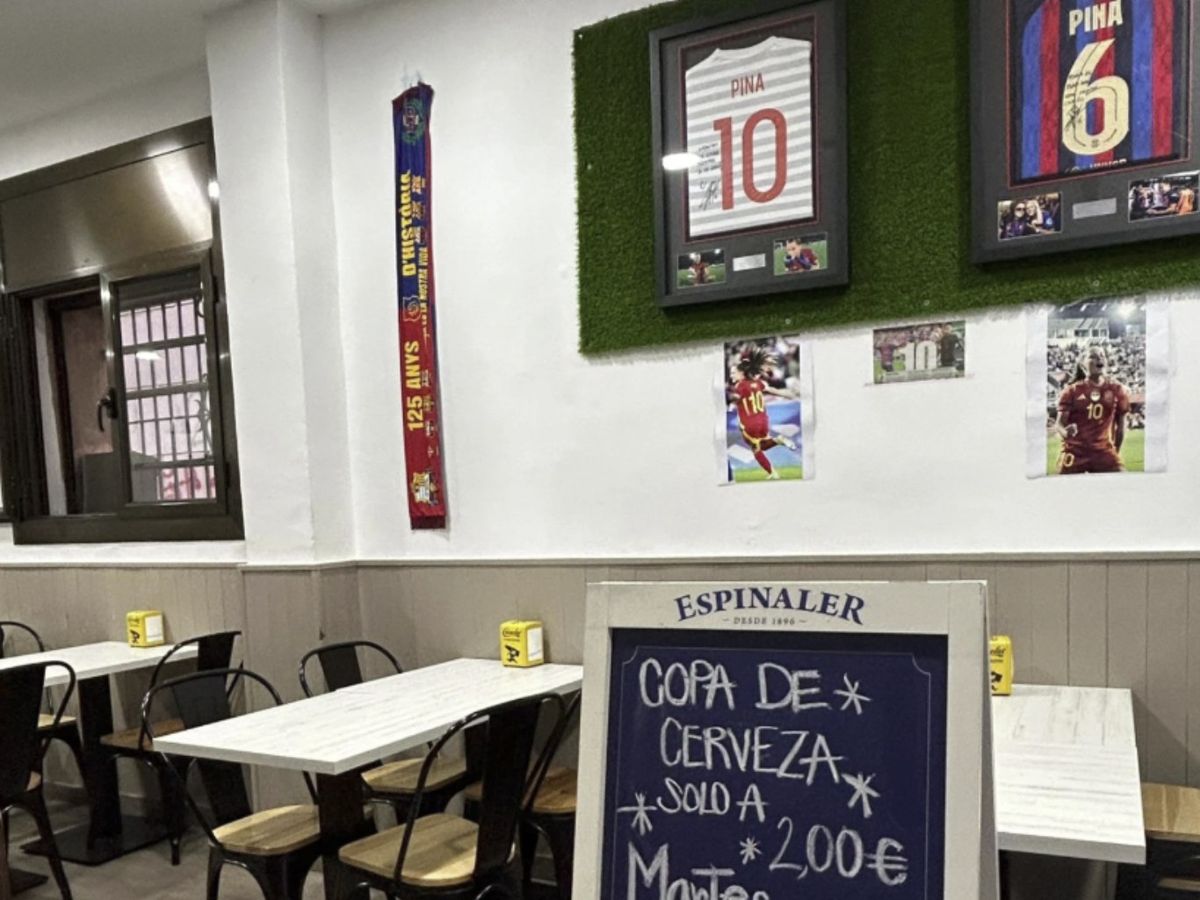 El bar Gol luce las camisetas más importantes de la carrera de Claudia Pina