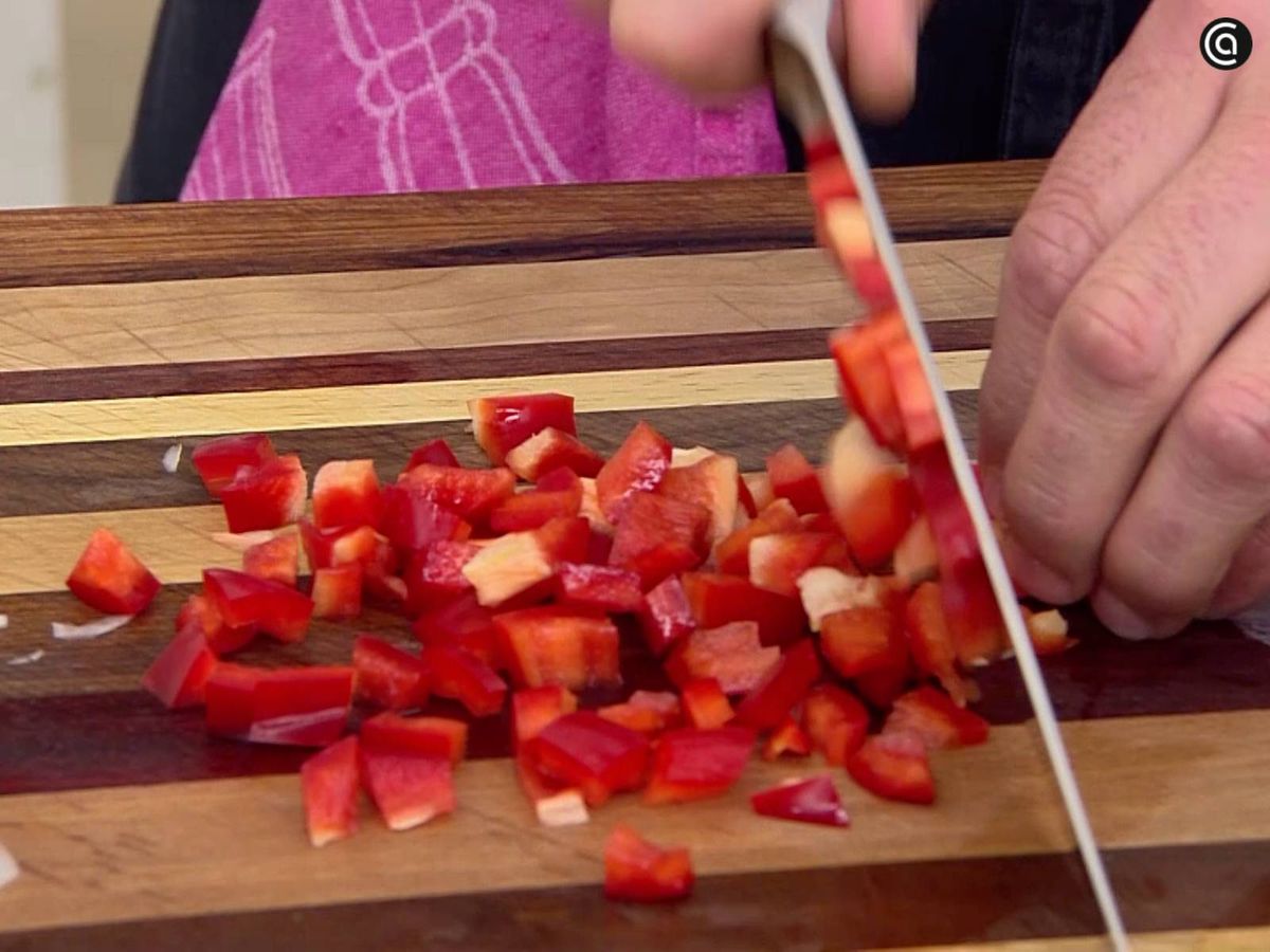 Corta los pimientos y la cebolla y rehógalos