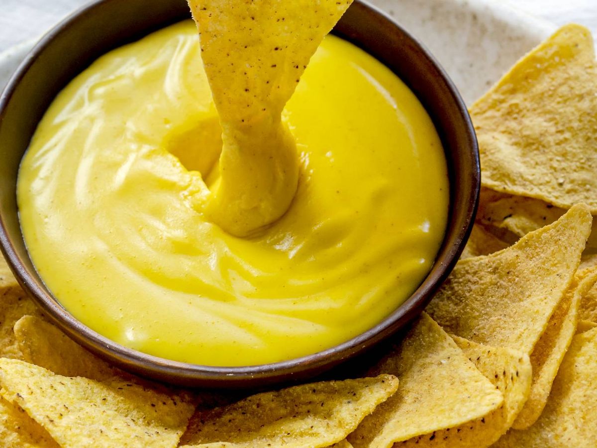 Queso cheddar suave fundido, perfecto para dar cremosidad y sabor sin robar protagonismo a los totopos.