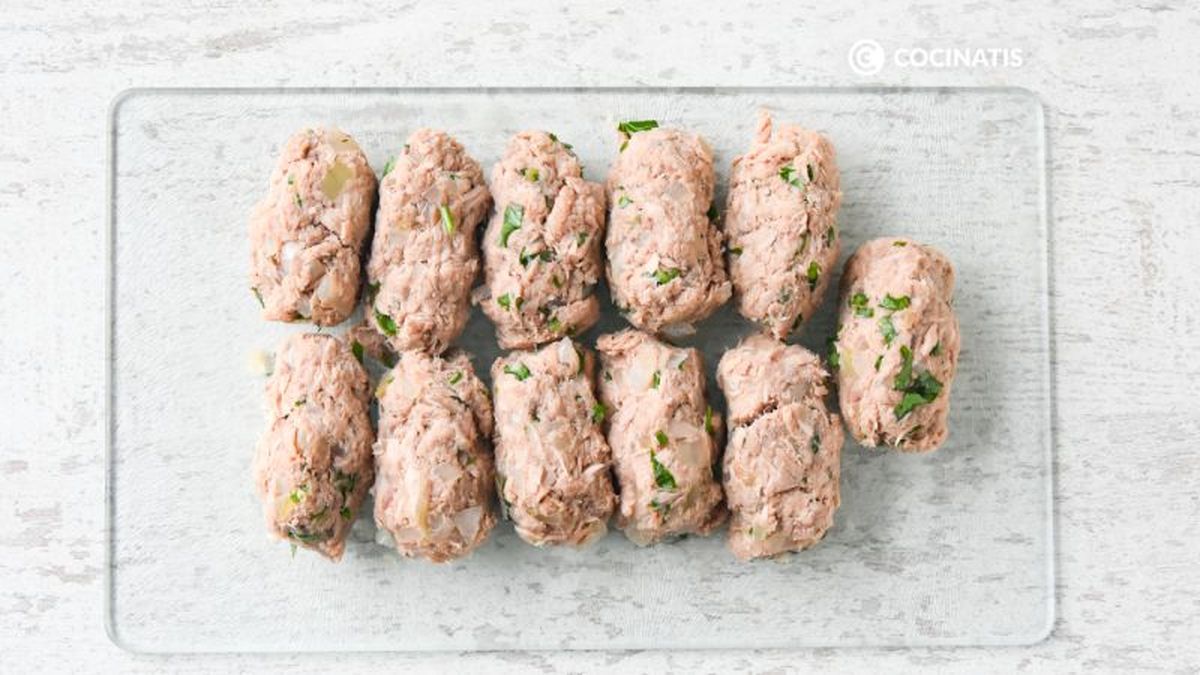 Damos forma a la masa de las croquetas de atún